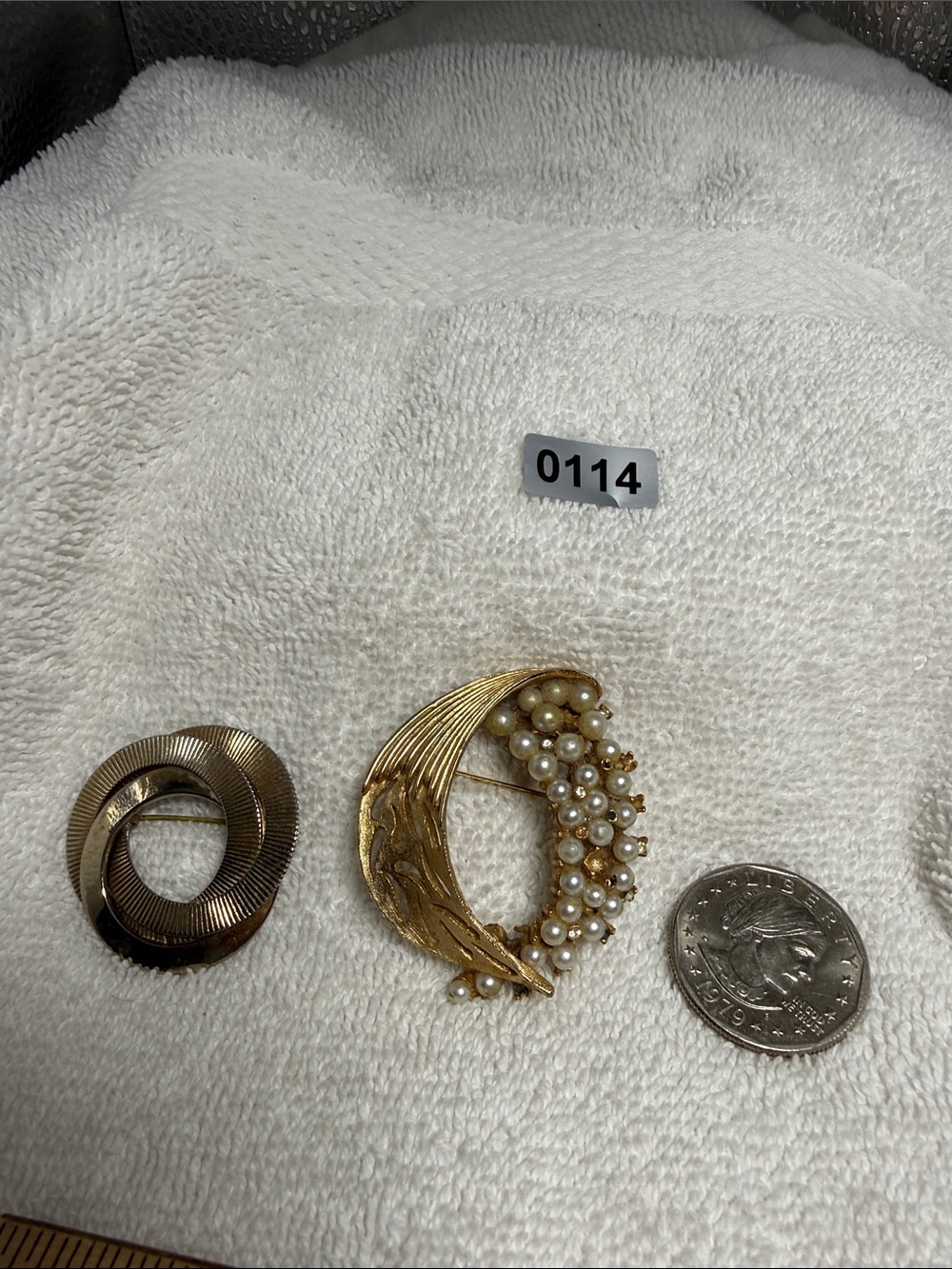 Gold-Tone Faux Pearl Cluster BSK Brooch & Gold Tone Textured Circles